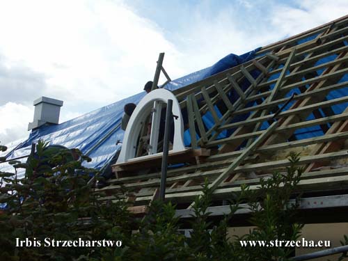 The assembly of the window structure with thatched roof has specific requirements that guarantee a proper connection with the roofing
