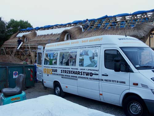 Irbis Thatcher - making thatched roofing