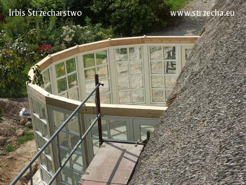 Thatch roof: a glance at the entirety of the winter garden structure consisting of window and door modules, the roof will be covered with thatch, around drainage in the form of a drainage, and floor heating in the floor