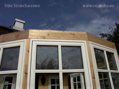 Roof of the reed: modernization of the house, extension of the winter garden: a constructional wreath connecting the window modules in a semicircle