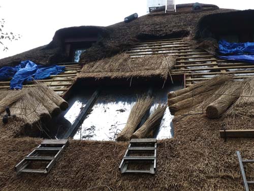 The weaving of an atypical roof window