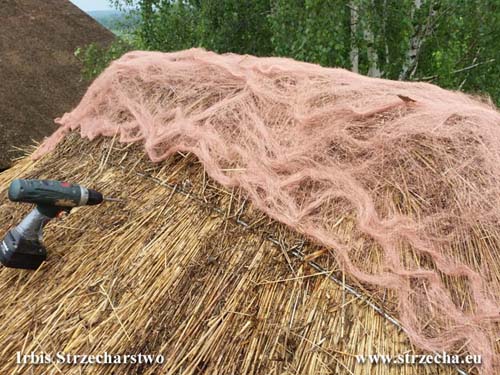 thatched roof - the insert made of copper fiber in the ridge secures the entire area below