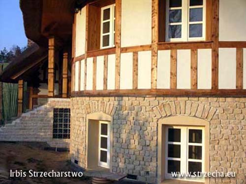 Thatched roof, sandstone facade and stylized half-timbered wall