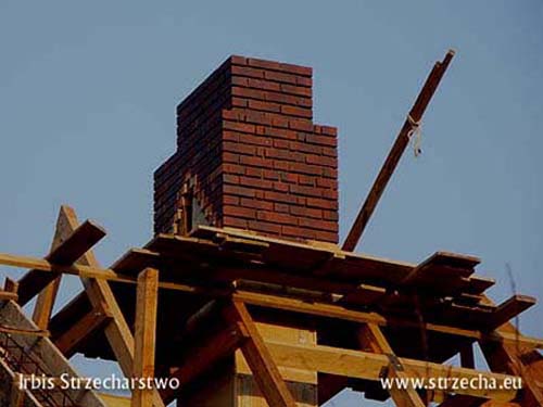 Thatched roof: making a chimney with widening creating a covering of the roofing around the chimney