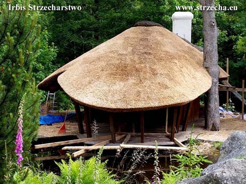 Roof of reed, thatch: after correction of structural defects (increasing the angle of inclination) and making anew!